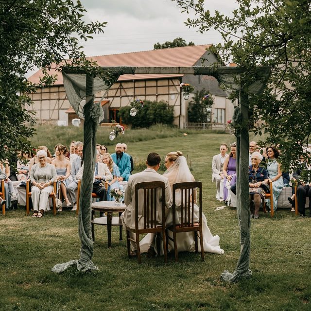 Elena & Falk's Hochzeit Ende Mai im idyllischen @julius_kost 🌿
Hach, freie Trauungen sind so richtig schön hier. Eine große Wiese mit Blumenbeeten, im Innenhof ganz viel Platz für Kaffee & Kuchen und abends wird in der grandios schön dekorierten Scheune gefeiert bis zum Umfallen. 💛
Brautpaar: @lenchen2_6
Brautkleid: @blushandbleu_bridal_dresden
Anzug: @wibbel_bekleidungshaus_schmidt
Blumen: @wildblumenerleben
Location & Deko: @julius_kost
Trauredner: @pan_brenner
Musiker: @duobarfuss
#hochzeitsfotografdresden #hochzeitsfotografwilsdruff #juliuskost #restaurationjuliuskost #fotografwilsdruff #heirateninwilsdruff #sommerhochzeit #heiraten2024 #gartenhochzeit #scheunenhochzeit #heiratenindernatur #hochzeitsfotografindresden