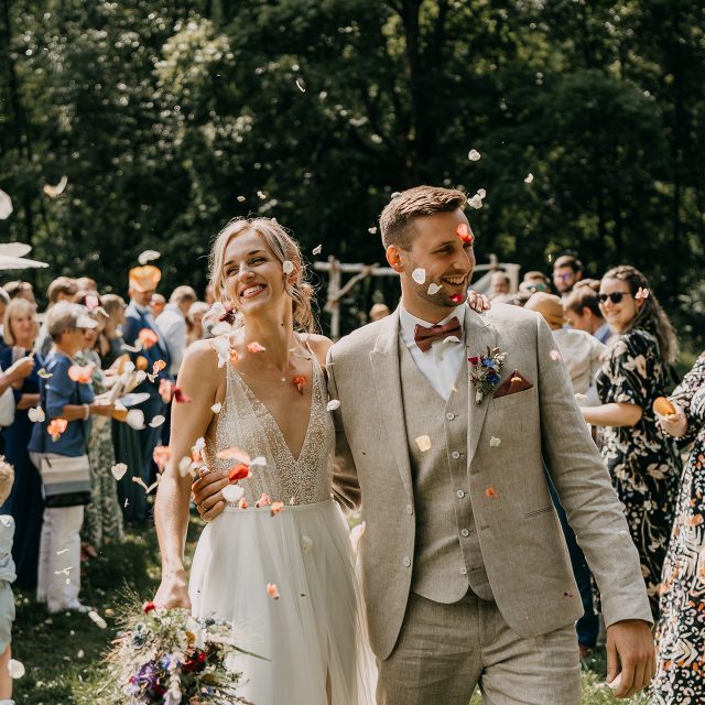 Ein kleiner Einblick in die super schöne Scheunenhochzeit von T & J im Juli '25! Es war mir eine große Freude. 😍
#hochzeitsfotografdresden #koernermuehle #koernermuehleammelsdorf #scheunenhochzeit #sommerhochzeit #landhochzeit #heiratenindernatur #rustikalheiraten #muehlenhochzeit #wedding #weddingday #love #coupleshoot #fotografdresden #dresden #weddingtime #weddingphotography #hochzeitsfotograf #boho #bohowedding #vintage #authenticlovemag #muchlove_ig #wellwedmagazine #heiratenindresden #heirateninsachsen #elegantwedding #hochzeitsfotografie #vintagewedding #hochzeitsfotografindresden