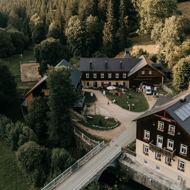 Zu einer vollständigen Hochzeitsreportage gehören nicht nur Fotos der Trauung, eurer Gäste und eurer emotionalen Momente als Paar. Ein ganz wichtiger Teil sind auch die Aufnahmen eurer Location. 🏘️
Sie zeigen den Ort eurer Feier mit all den liebevollen Details und der Deko, in die ihr Zeit, Herzblut und oft auch viel Budget investiert habt. Diese Bilder lassen euch gemeinsam mit den Momentaufnahmen noch intensiver in euren Hochzeitstag eintauchen.
Und: Orte verändern sich mit den Jahren, manchmal verschwinden sie sogar ganz. Umso wertvoller ist es, wenn ihr euch auch in vielen Jahren noch genau an den Platz erinnern könnt, an dem ihr eure Liebe gefeiert habt. 💛
#hochzeitsfotografdresden #koernermuehle #koernermuehleammelsdorf #scheunenhochzeit #sommerhochzeit #landhochzeit #heiratenindernatur #rustikalheiraten #muehlenhochzeit #wedding #weddingday #love #locationphoto #fotografdresden #dresden #weddingtime #weddingphotography #hochzeitsfotograf #boho #bohowedding #vintage #authenticlovemag #muchlove_ig #wellwedmagazine #heiratenindresden #heirateninsachsen #elegantwedding #hochzeitsfotografie #vintagewedding #hochzeitsfotografindresden