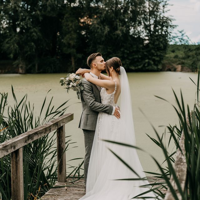 Der grandios schöne Hochzeitstag Ende August von K & M im @rittergut_limbach bei Wilsdruff. 🥂💛 Die kirchliche Trauung der beiden fand neben dem Rittergut in der Kirche statt - super praktisch, weil es nur ein paar Meter zum Sektempfang & Feier waren!

Location: @rittergut_limbach 
Brautpaar: @kim.gssr 
Musikerin: @mrsuniqu 
Brautkleid: @princessmoritzburg 

#hochzeitsfotografdresden #hochzeitsfotografwilsdruff #rittergutlimbach #fotografwilsdruff #heirateninwilsdruff #sommerhochzeit #heiraten2026 #gartenhochzeit #scheunenhochzeit #freietrauung #standesamtlichetrauung #hochzeitsfotografindresden #wedding #weddinglove #hochzeitsfotos #hochzeitsreportage #hochzeitsreportagedresden