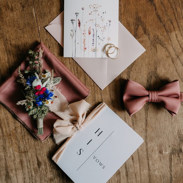 Getting Ready ✨ Für mich immer der perfekte Start in den Hochzeitstag & die Hochzeitsreportage. 

#hochzeitsfotografdresden #koernermuehle #koernermuehleammelsdorf #scheunenhochzeit #sommerhochzeit #landhochzeit #heiratenindernatur #rustikalheiraten #muehlenhochzeit #wedding #weddingday #love #coupleshoot #fotografdresden #dresden #weddingtime #weddingphotography #hochzeitsfotograf #boho #bohowedding #vintage #authenticlovemag #muchlove_ig #wellwedmagazine #heiratenindresden #heirateninsachsen #elegantwedding #hochzeitsfotografie #vintagewedding #hochzeitsfotografindresden