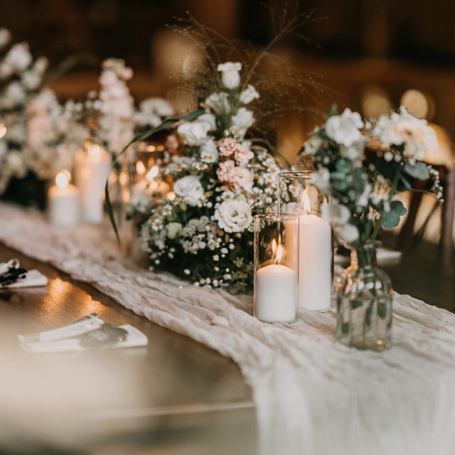 Viele meiner Brautpaare lieben Detailfotos der Location genau so sehr wie ich und wünschen sich auch explizit solche Fotos. Da freue ich mich immer besonders drüber! Kleiner Tipp also für die Hochzeitsplanung: Genügend Zeit für die Locationfotos einplanen, bevor alle Gäste in den dekorierten Feierraum stürmen. Ich fotografiere das z.B. am liebsten vor dem Getting Ready und plane dafür ca. 30 min ein.

Location: @landgutlisbeth
Florist: @florartist_dresden

#hochzeitsfotografdresden #landgutlisbeth #scheunenhochzeit #sommerhochzeit #landhochzeit #heiratenindernatur #rustikalheiraten #wedding #weddingday #love #locationphoto #fotografdresden #dresden #weddingtime #weddingphotography #hochzeitsfotograf #boho #bohowedding #vintage #authenticlovemag #muchlove_ig #wellwedmagazine #heiratenindresden #heirateninsachsen #elegantwedding #hochzeitsfotografie #vintagewedding #hochzeitsfotografindresden