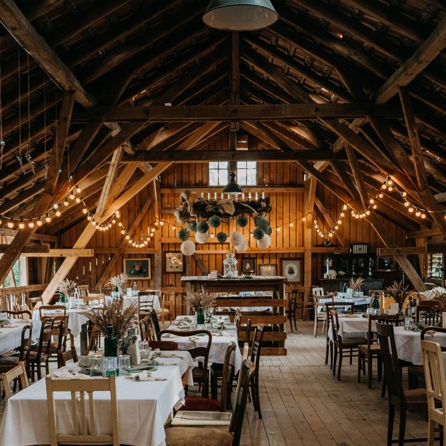 Ein bisschen Inspiration für eine wundervolle Scheunenhochzeit. ✨
Die Deko hat die Braut selbst gestaltet - mega schön geworden, oder? 💛

Deko & Konzept: Brautpaar
Blumen: @hechtblume
Catering & Torte: @v.i.e.l.f.a.l.t
Aufbau und Umsetzung: @bbeventandmedia
Location: @herberge_kunaths_hof
Brautkleid: @kronenglanz_brautmode

#hochzeitsfotografdresden #fotografdresden #hochzeitsfotografwachau #wachau #herbergekunathshof #kunathshof #scheunenhochzeit #dresden #radeberg #hochzeitsfotografradeberg #rustikalehochzeit #rustikaledeko #sommerhochzeit #heiratenindresden #weddingtime #authenticlovemag #muchlove_ig #wellwedmagazine