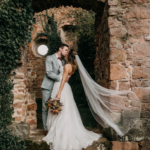 Auch schon wieder ein Weilchen her - das schöne Herbst-After-Wedding-Shooting mit J & L in 2023. 🍁✨

Ehepaar: J & L 
Floristin: Katharina von @insbesonderefloristik 
Brautkleid: @love_it._again_brautkleider 
Anzug: @brautmoden_leipzig

#hochzeitsfotografdresden #hochzeitsfotografmeißen #fotograf #meißen #hochzeitsfotos #wedding #afterweddingshooting #herbsthochzeit #heiratenimherbst #fotografdresden #liebe #paarshooting #ruine #weddinglove #brautstrauß #herbstbraut #authenticlovemag #weddingtime #paarshootingdresden #paarfotos #hochzeitsfotograf