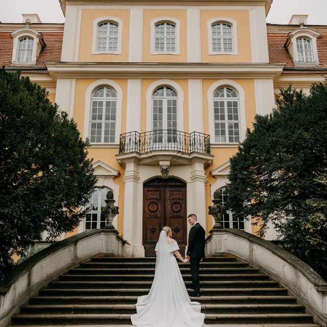 Heute gibt's mal eine wunderschöne Schlosshochzeit! Mit M & W im Juli 2025. 💛 Bei den beiden finde ich die Schwazweißbilder irgendwie besonders edel, liegt wohl am Schlossthema sowie M's wundervollem Clean Chic Brautkleid. 🥹

#barockschlossrammenau #wedding #weddingday #love #coupleshoot #fotografdresden #dresden #weddingtime #weddingphotography #hochzeitsfotograf #cleanchic #classicwedding #hochzeitsfotografdresden #authenticlovemag #muchlove_ig #wellwedmagazine #heiratenindresden #heirateninsachsen #elegantwedding #hochzeitsfotografie