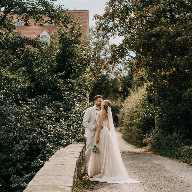 Das Licht im September hat schon was sehr magisches. ☀ I & T's wunderschöne Hochzeit in @schlossburgkfreital & @hotelneuehoehe ✨

#hochzeitsfotos #hochzeitsfotografdresden #hochzeitsfotografindresden #trauungfreitalburgk #paarshootingabendsonne #neuehoeheklingenberg #weddingvibes #weddingphotos #coupleshoot #portrait_ig #portrait_mood #weddinglove #hochzeitsfotograffreital
