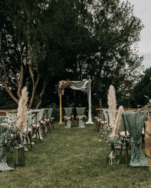 Details einer wunderschönen freien Trauung in der Villa Wollner. 💛🌿

Location: Villa Wollner Dresden
Catering: @schmidtsleckeressen
Deko: @yawima.eu & @eventverleihdresden
Hochzeitstorte: @kaffee_wippler
Florist: @dieblumenbinderei
Stylistin: @lunden.brautstyling
Brautkleid: @kronenglanz_brautmode
Trauredner: @manuelseiffartfreierredner
Sänger: @andreasvey
Food Truck: @zuckertusch.de
DJ: @publicimageevents

#hochzeitsfotografdresden #villawollner #villawollnerdresden #wedding #weddingday #love #coupleshoot #fotografdresden #dresden #weddingtime #weddingphotography #hochzeitsfotograf #boho #bohowedding #vintage #authenticlovemag #muchlove_ig #wellwedmagazine #heiratenindresden #heirateninsachsen #elegantwedding #hochzeitsfotografie #vintagewedding #hochzeitsfotografindresden #elegantwedding