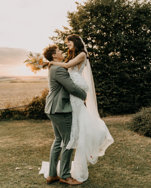 L & O 💛 Kleiner Mix aus der wunderschönen Hochzeit im Juli '25 und unserem After Wedding Shooting - alles im schönen Landgut Lisbeth! 🌿

Traurede: @marrylightwedding
Styling: @cg_visagistin
Brautkleid: @brautbluete @millanova
Location: @landgutlisbeth
Musikerin: @luisaa.kramer
Florist: @florartist_dresden

#hochzeitsfotografdresden #landgutlisbeth #scheunenhochzeit #sommerhochzeit #landhochzeit #heiratenindernatur #rustikalheiraten #wedding #weddingday #love #locationphoto #fotografdresden #dresden #weddingtime #weddingphotography #hochzeitsfotograf #boho #bohowedding #vintage #authenticlovemag #muchlove_ig #wellwedmagazine #heiratenindresden #heirateninsachsen #elegantwedding #hochzeitsfotografie #vintagewedding #hochzeitsfotografindresden