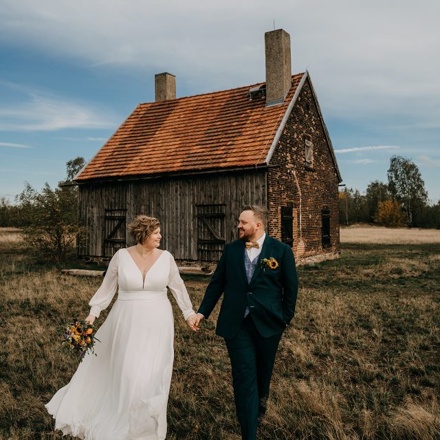 F & F's wundervolle Herbsthochzeit. 🌻 Für das Paarshooting sind wir auf die Alte Elisabeth in Freiberg gegangen. ✨ Die Location ist besonders schön, weil sie so weitläufig, natürlich & rustikal ist. Also wunderbar für Paare, die den rustikalen Charme von altem Holz, Natur und Gemäuer lieben!

#hochzeitsfotografdresden #rathausfreiberg #heiratenindresden #hochzeitsfotograffreiberg #fotograf #freiberg #hochzeitsfotos #wedding #afterweddingshooting #fotografdresden #liebe #paarshooting #alteelisabeth #alteelisabethfreiberg #weddinglove #authenticlovemag #weddingtime #paarshootingdresden #paarfotos #hochzeitsfotograf #hochzeitsfotografindresden