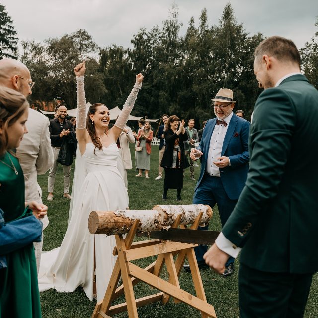 Ein kleiner Einblick in die wunderschöne Hochzeit von S & U im @adamsgasthof Moritzburg! 💚 Die beiden haben hier ihre freie Trauung abgehalten und anschließend im Ballsaal ausgiebig gefeiert. Danke für den tollen Tag mit euch!

Location: @adamsgasthof 
Trauredner: @torsten_hentschel_trauungen 
Brautkleid: @kronenglanz_brautmode 

#hochzeitsfotografdresden #adamsgasthof #hochzeitsfotografmoritzburg #hochzeit #heiraten #elegantwedding #baumstammsaegen #fotografmoritzburg #ballsaalmoritzburg #freietrauung