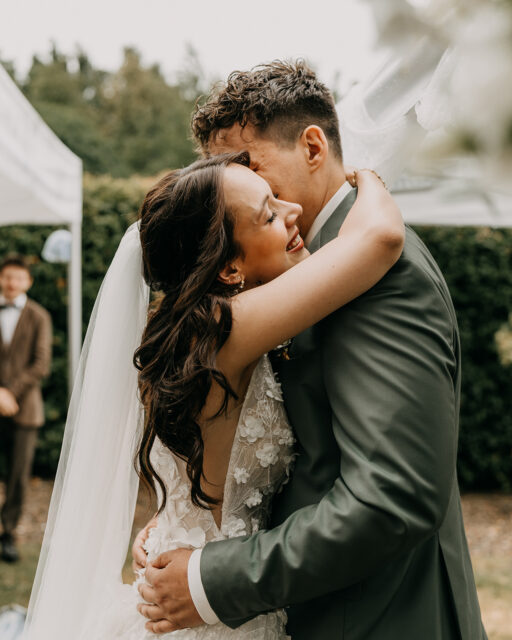 Der Moment, wenn ihr euch vor Beginn der Trauung in die Arme fallt! 🥹 
Hier ein Mini-Einblick in eine meiner absoluten Lieblingshochzeiten von 2025 mit diesen beiden Herzensmenschen. 💛🌿Die beiden hatten ein wenig Pech mit dem Wetter - leider einer DER Regentage im Juli - aber hat am Ende auch keinen gejuckt, weil die Stimmung einfach GRANDIOS war. So viel Liebe, Spaß und Freundetränen. 
Bleibt so wunderbar fröhlich und herzensgut wie ihr seid!

Traurede: @marrylightwedding 
Styling: @cg_visagistin
Brautkleid: @brautbluete  @millanova
Location: @landgutlisbeth 
Musikerin: @luisaa.kramer 
Florist: @florartist_dresden

#hochzeitsfotografdresden #landgutlisbeth #scheunenhochzeit #sommerhochzeit #landhochzeit #heiratenindernatur #rustikalheiraten #wedding #weddingday #love #locationphoto #fotografdresden #dresden #weddingtime #weddingphotography #hochzeitsfotograf #boho #bohowedding #vintage #authenticlovemag #muchlove_ig #wellwedmagazine #heiratenindresden #heirateninsachsen #elegantwedding #hochzeitsfotografie #vintagewedding #hochzeitsfotografindresden