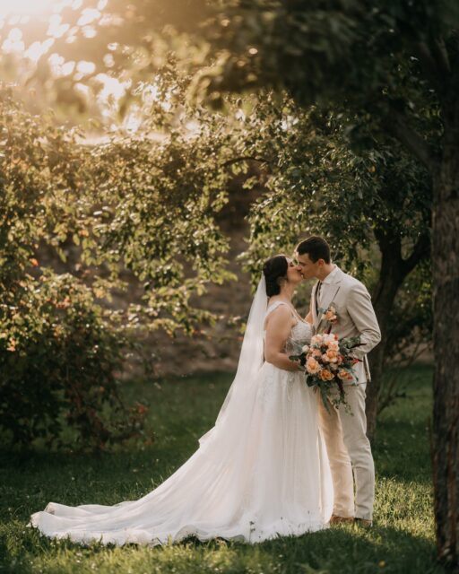 Im wunderschönen Kloster Altzella bei Nossen.✨

Ehepaar: C & J @_christincssb_
Florist: @insbesonderefloristik
Brautstyling: @beautyconceptfreiberg

#wedding #weddingday #love #coupleshoot #fotografnossen #fotografdresden #dresden #klosteraltzella #weddingtime #weddingphotography #hochzeitsfotograf #klosterparkaltzella #hochzeitsfotografdresden #authenticlovemag #muchlove_ig #wellwedmagazine #heiratenindresden #heirateninsachsen #elegantwedding #hochzeitsfotografie #vintagewedding
