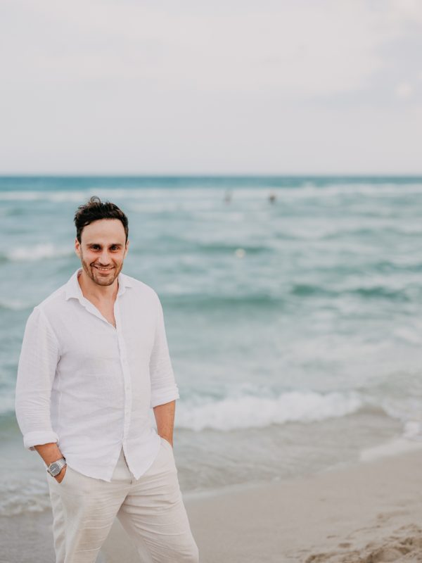 Der Dresdner Hochzeitsfotograf Andreas Nanos posiert am Strand von Miami-Beach